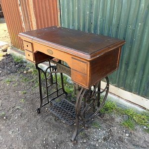 Mueble de Máquina de Coser Antigua con Pedal - imagen 3