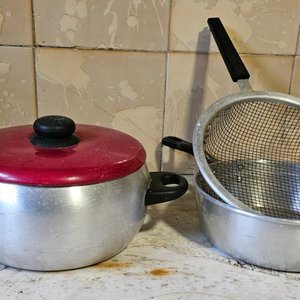Olla Bombé de Aluminio con Colador y Tapa Roja - imagen 2
