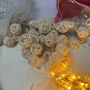 Lote de Luces Decorativas Varias: Bolas de Ratán y Guirnaldas LED - imagen 3