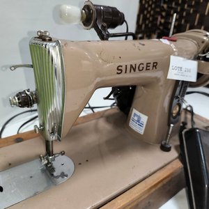 Máquina de Coser Eléctrica Singer Clásica Metálica con Accesorios y Bobina - imagen 4