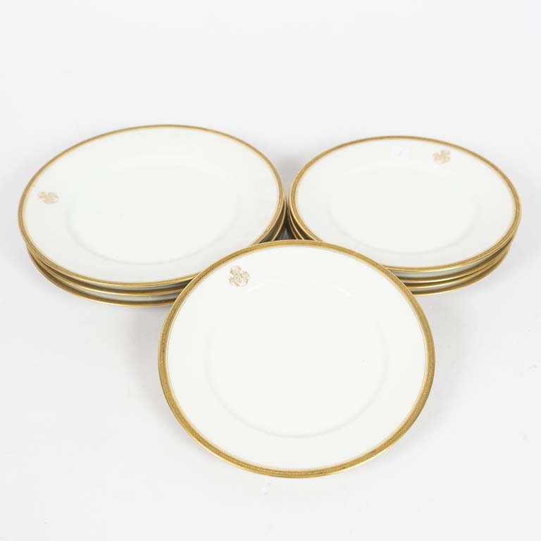 8 Platos de porcelana limoges, fondo blanco con borde dorado, 3 llanos y 5 de postre - Medidas: Postre: 22cm