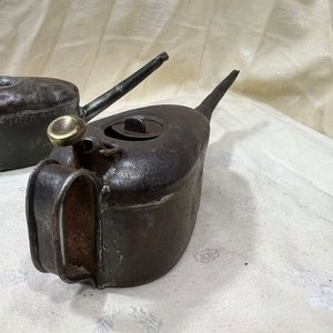 Lote de 2 Aceiteras Antiguas de Taller en Chapa/Acero con Pico Largo - imagen 3
