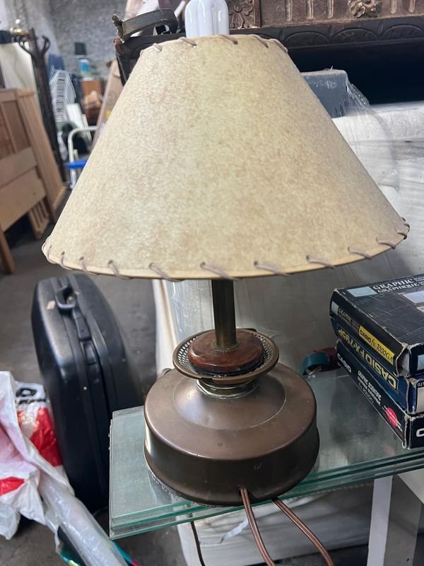 Lámpara de Mesa Vintage Metálica con Pantalla Clara - imagen 1