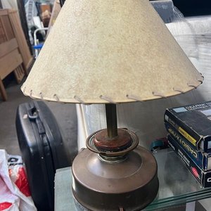 Lote siguiente: Lámpara de Mesa Vintage Metálica con Pantalla Clara