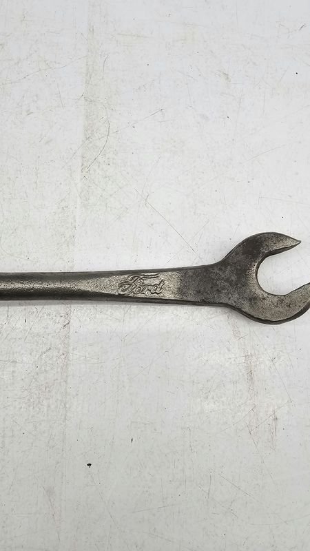 Llave de Tuercas Ford para Tuercas de 1.6 y 2 cm