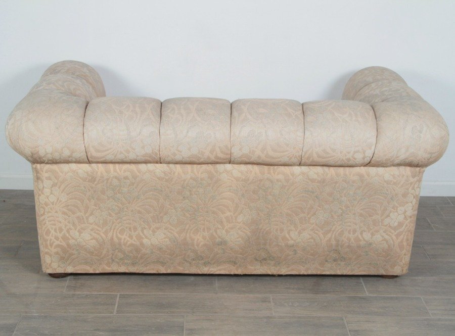 Sofá de 2 cuerpos estilo Chesterfield tapizado en tela - imagen 7