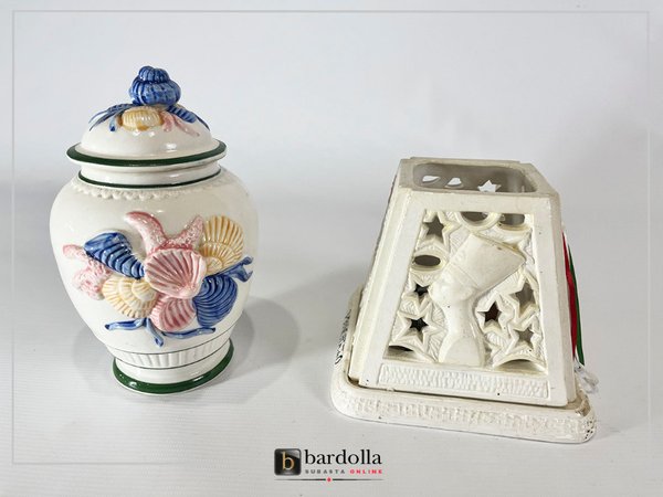Figuras y pote decorativo en cerámica y madera - imagen 1