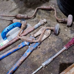 Balde con Herramientas Varias: Serruchos, Llana, Corta Hierro, Pistola de Calor y Más - imagen 4
