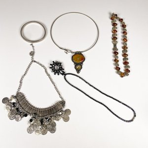 Lote de 5 Piezas de Bisutería: Collares y Pulsera con Piedras y Metal - imagen 1