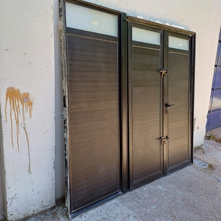 Puerta de Aluminio con Tres Hojas y Marco - imagen 4
