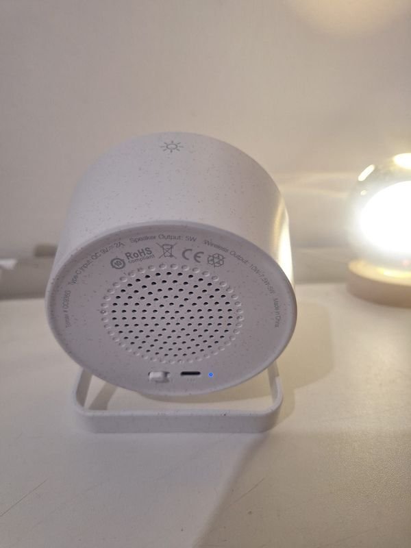 Parlante Bluetooth Inalámbrico con Soporte y Cable Cargador - imagen 2