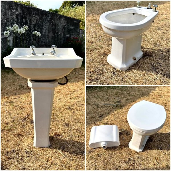 Juego de Baño Olmo de Loza Blanca: Lavatorio con Pedestal – Bidet – Inodoro y Antiguo Bidet de Loza Cisterna de Plástico - imagen 1