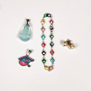 Lote de Cuatro Piezas de Joyería: Pulsera, Caravanas y Colgantes - imagen 2