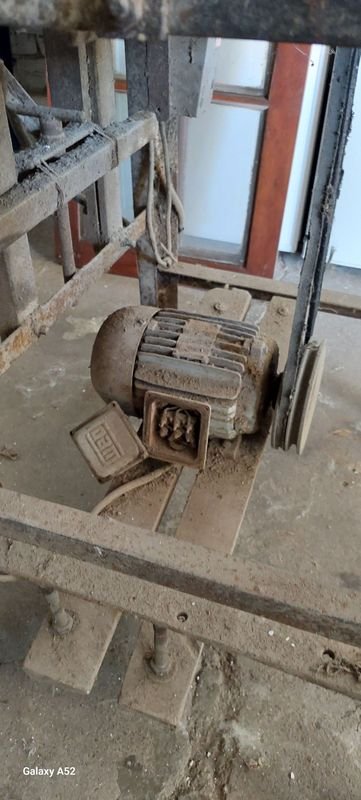 Mesa de trabajo trifásica en madera con diseño antiguo - imagen 5