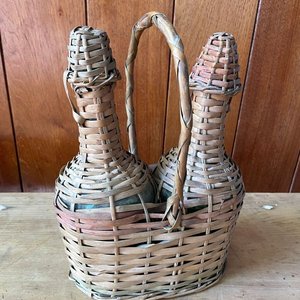 Lote anterior: BOTELLAS CON CANASTO DE MIMBRE