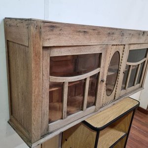 Antigua Vitrina Aérea de Madera con Puertas Vidriadas y Detalle Ovalado - imagen 4