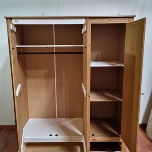 L 967 - Robusto ropero de madera de pino con detalles en blanco, puertas con herrajes de hierro estilo forja y cajon inferior, ideal para - imagen 2
