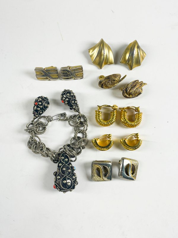 Lote siguiente: Pulseras y caravanas de oro y plata en venta