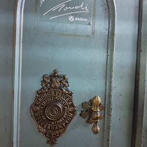 Antigua Caja Fuerte de Hierro con Llaves y Base de Madera - imagen 4