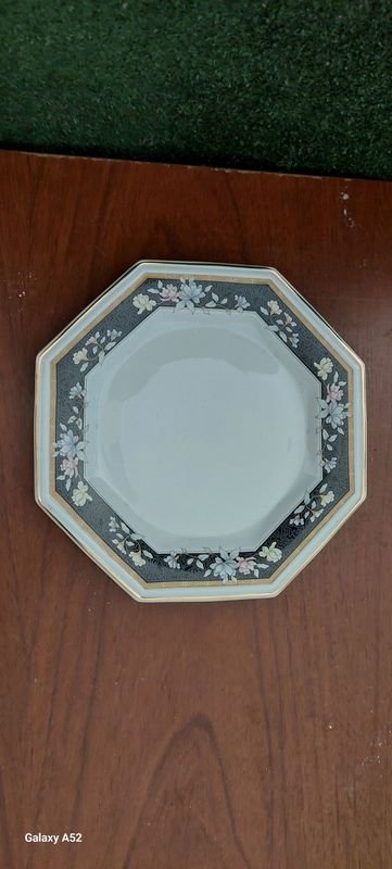 Plato octogonal de porcelana con diseño floral - imagen 2