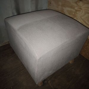 Puf Tapizado en Tela Gris - imagen 2