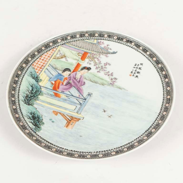 Lote siguiente: Plato de porcelana china pintado a mano y firmado