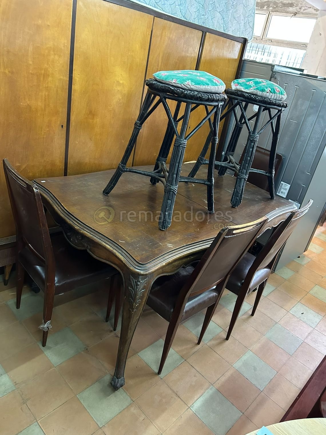 Mesa de Comedor Antigua con Cuatro Sillas y Dos Banquetas