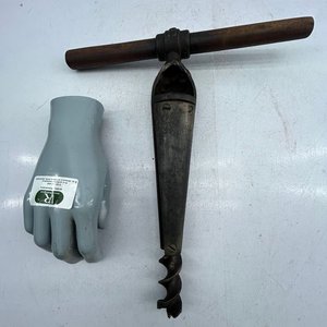 Lote siguiente: Antigua Mecha de Acero y Madera N° 10