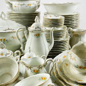 Conjunto de 92 Piezas de Porcelana Bavaria Blanca Floral: Sopera, Fuentes y Más - imagen 4
