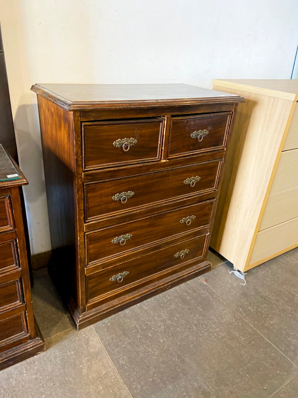 Cómoda antigua de madera oscura con 6 cajones