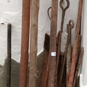 Lote de Herramientas Antiguas: Bomba de Combustible, Serrruchos y Atizadores - imagen 3