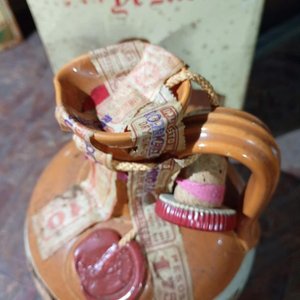 Porrón de "De Whisky of De Monks" Sellado y Lacrado con Tarjeta de 1966 - imagen 3