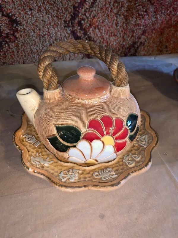 Lote siguiente: Tetera y plato decorativos de cerámica vintage