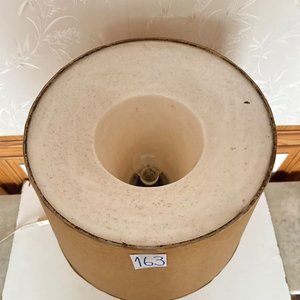 Lámpara de Cerámica Blanca con Base Redonda y Pantalla Texturizada - imagen 2