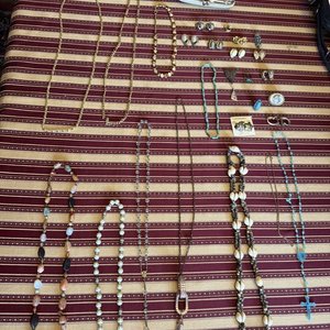 Lote Surtido de Collares, Aretes, Broches y Anillos con Caja - imagen 1