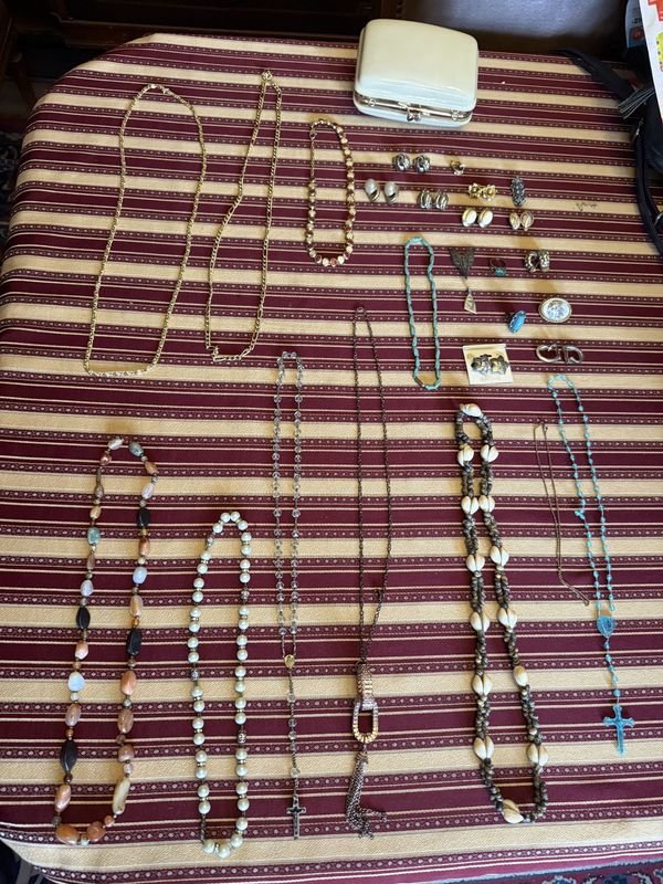 Lote Surtido de Collares, Aretes, Broches y Anillos con Caja