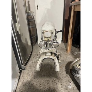 Lote siguiente: Amasadora Industrial Blanca con Detalles de Óxido y Pintura