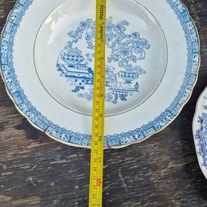 Tres Platos Decorativos de Loza Azul y Blanca con Escenas Tradicionales - imagen 4