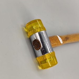 Martillo de Goma Amarillo con Mango de Madera - imagen 3