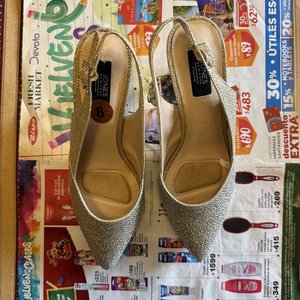 Zapatos de taco dorados Jones New York con brillo - imagen 1