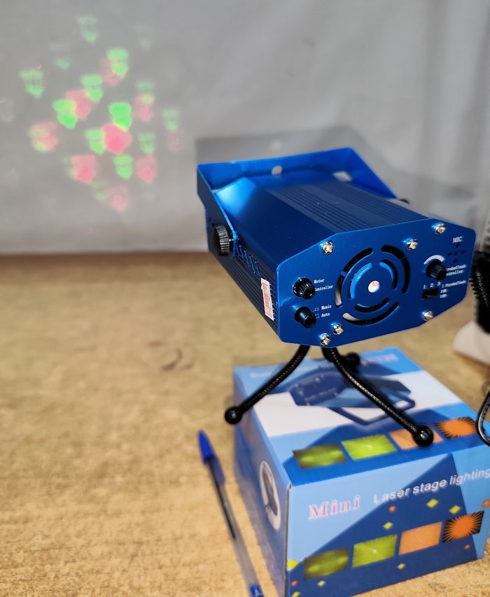 Proyector de Luces Láser Audiorítmico con Trípode y Caja