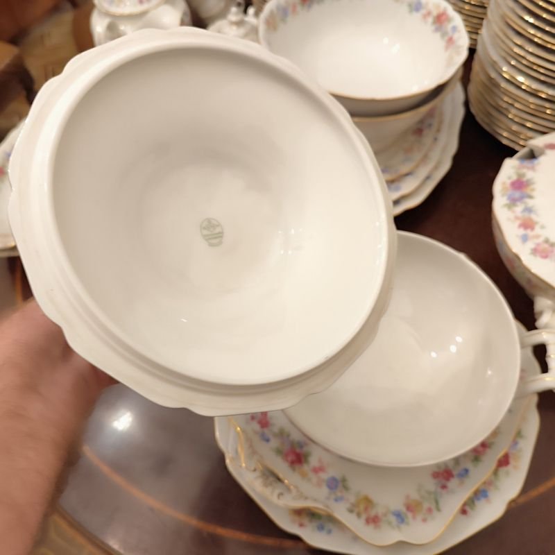 Monumental set hipercompleto de 114 piezas en inmaculado estado, de lo mejor de la porcelana alemana Hutschenreuther para 12 personas, pero viene con 24 platos de mesa de 24 cms, 12 hondos de 24 cms también, 12 de postre o entrada de 19 cms, sopera, tarrina, 2 ensaladeras, 7 fuentes (3 ovaladas, 2 redondas y 2 cuadradas, de diferentes tamaños), salsera, dulcera o mantequera, 2 copetineros, lechera, azucarero, tetera, 12 tazas y platillos de café y 12 tacitas de café con sus respectivos platitos. Lo único que parecería faltar es la cafetera. A simple vista todo está inmaculado, salvo 2 de los 24 platos grandes, donde uno está restaurado y el otro presenta una mínima fisura superficial, una mínima fisura en uno de los copetineros, y un mínimo chip en el borde del azucarero. El precio es por todo el lote. NO SE ENVÍA NI SE EMBALA. - imagen 16