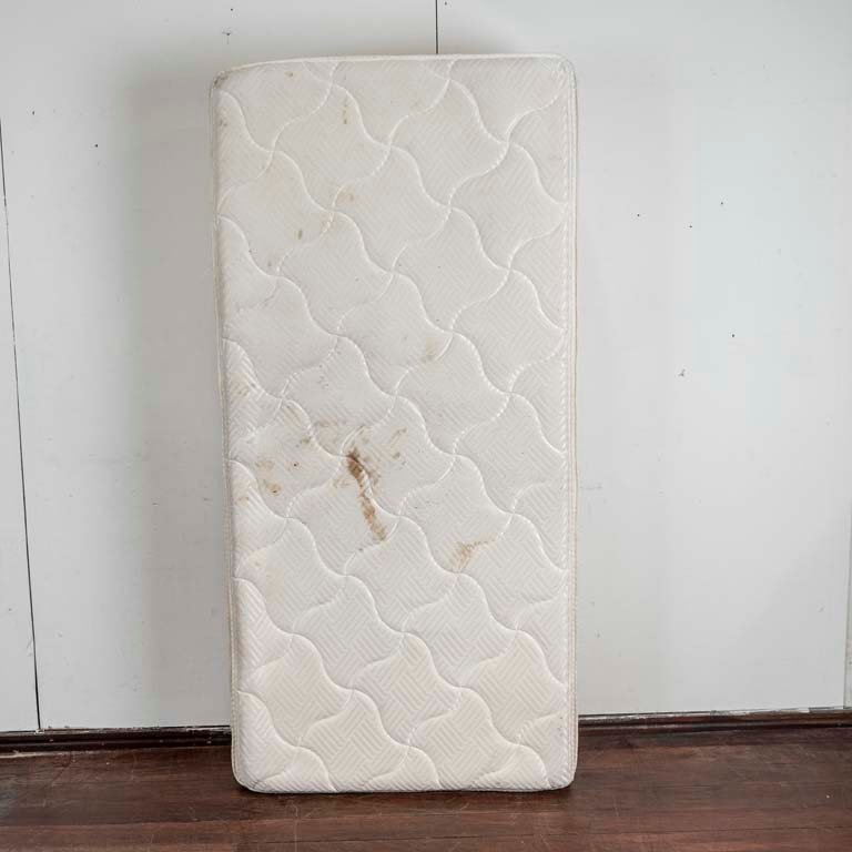 Lote siguiente: Colchón de mala calidad con manchas y detalles