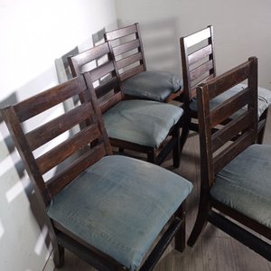 Juego de 5 Sillas de Madera Oscura con Tapizado Azul - imagen 5