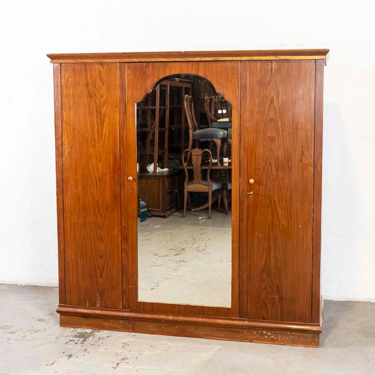 Lote anterior: Ropero de tres puertas con espejo biselado y detalles de madera