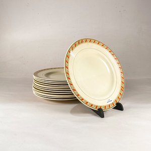 Lote siguiente: Trece Platos Llanos Loza Inglesa Wood's Ivory Ware Guarda Naranja Flores Diámetro 25cm