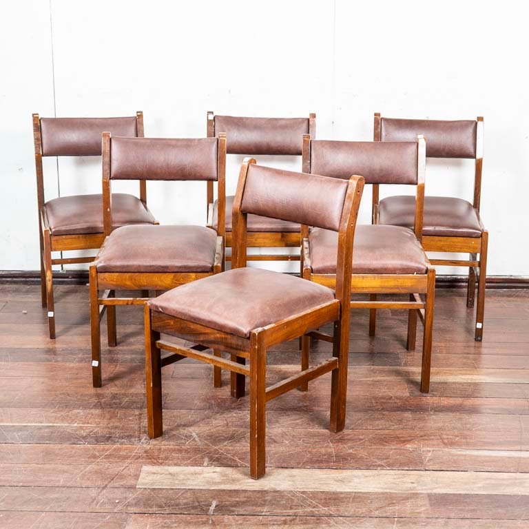 Lote anterior: Sillas de madera tapizadas en cuerina, Delfino Alvarez