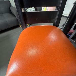 Juego de 2 Butacas Altas de Madera Negra con Asiento Naranja - imagen 3