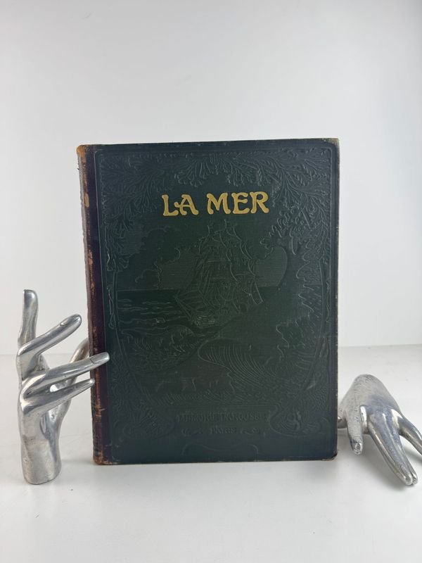 Lote anterior: Libro antiguo con manos de plata y firma del autor