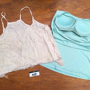 Lote de Ropa Femenina: Chaqueta, Musculosas, Canguro, Short y Más - imagen 8